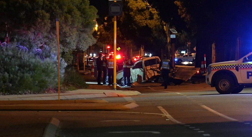 珀斯Canning Vale恐怖车祸，1人当场身亡，车体裂成两半（组图） - 1