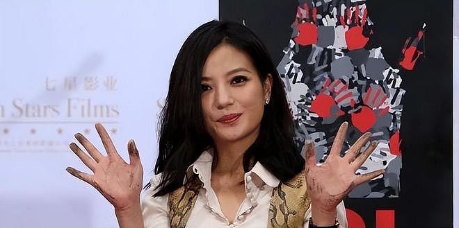 陈坤、黄晓明接连发文,赵薇罕见露面,原来她还有一条“退路”(组图) - 9