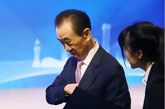 王健林债务缠身，王思聪洛杉矶落魄排队，老子还能为他兜底吗？（组图） - 5