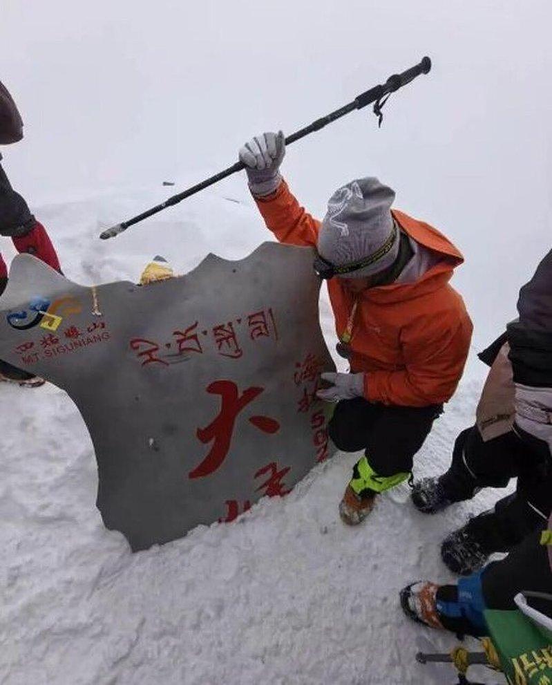 5000米雪山堵成人山人海,驴友登峰排队打卡险失温(组图) - 1