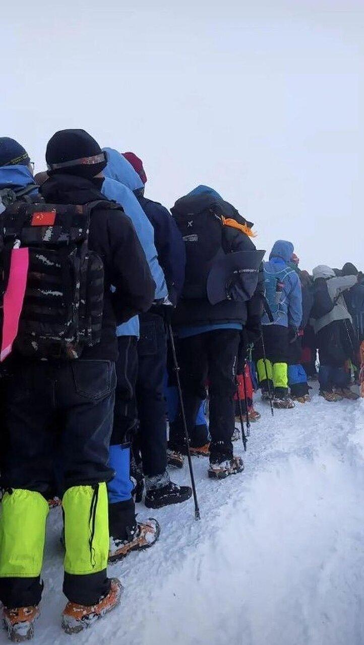 5000米雪山堵成人山人海,驴友登峰排队打卡险失温(组图) - 2