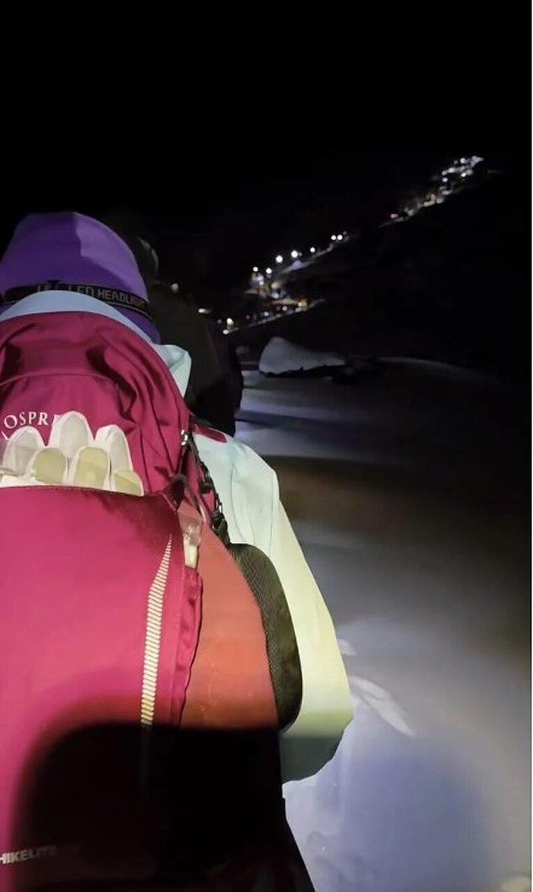 5000米雪山堵成人山人海,驴友登峰排队打卡险失温(组图) - 3