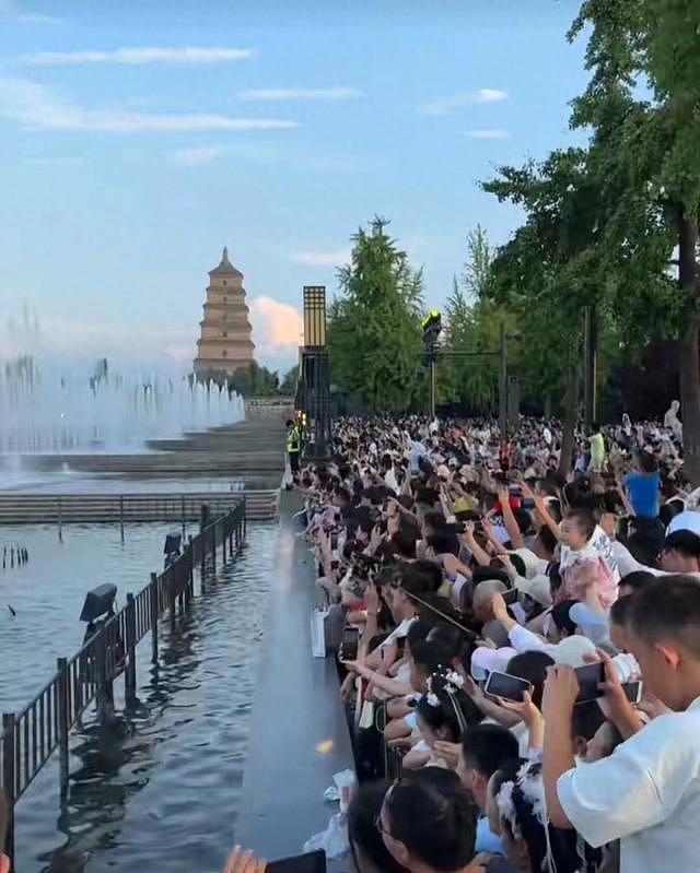 西安被327万人挤瘫了!全网都在问:这破地方到底有啥魔力? - 1