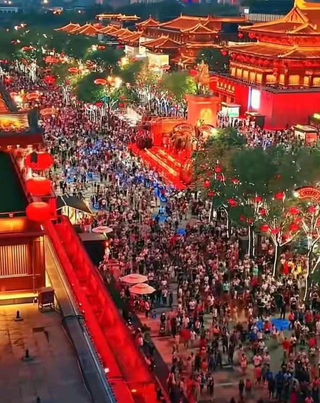 西安被327万人挤瘫了!全网都在问:这破地方到底有啥魔力? - 2