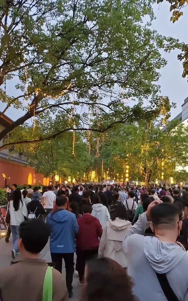 西安被327万人挤瘫了!全网都在问:这破地方到底有啥魔力? - 3