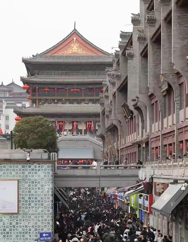 西安被327万人挤瘫了!全网都在问:这破地方到底有啥魔力? - 4