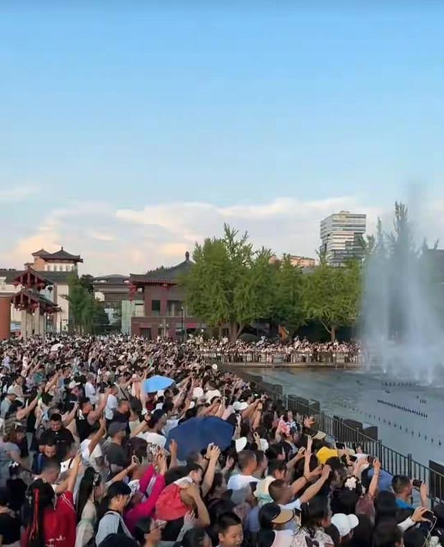 西安被327万人挤瘫了!全网都在问:这破地方到底有啥魔力? - 5
