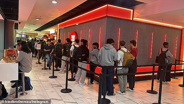 一份$12！悉尼CBD新开炸鸡汉堡店，第一天吸引数百人排队品尝（组图） - 1