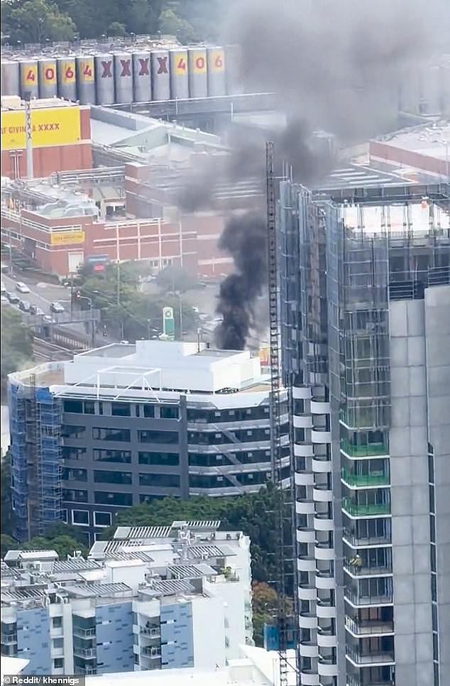可怕!澳多层建筑突发大火,现场浓烟滚滚,1人被困屋顶(组图) - 2
