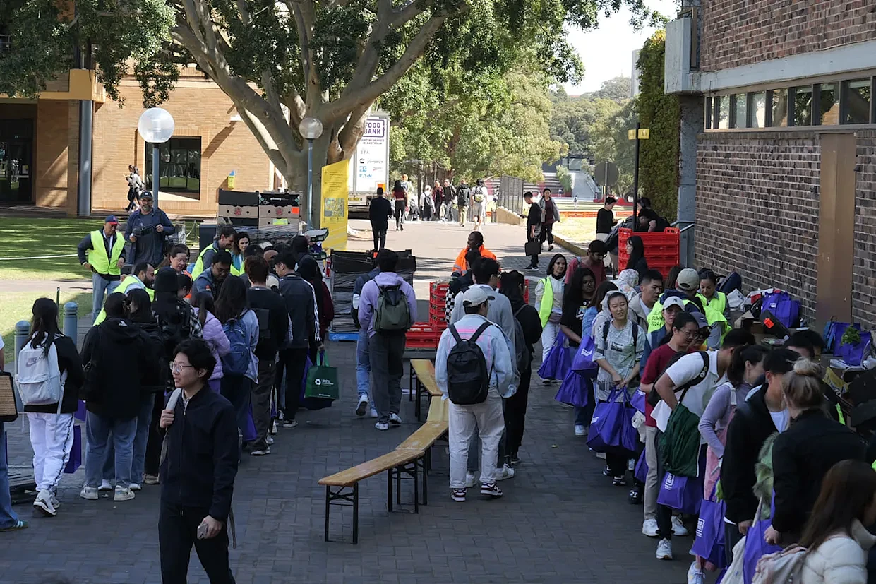 超5成民众吃不起饭！澳联储第3次加息，多地救济机构外排起长龙（组图） - 1