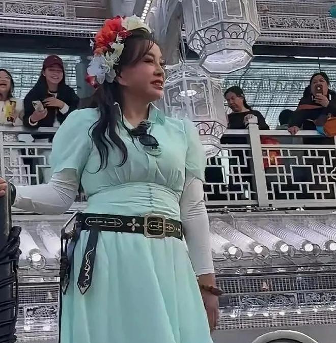 过气明星太可怜?五一假期景区落魄打工,有人无戏可拍,令人心酸(组图) - 4