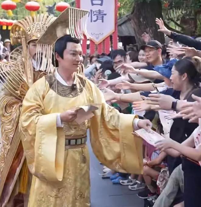 过气明星太可怜?五一假期景区落魄打工,有人无戏可拍,令人心酸(组图) - 10