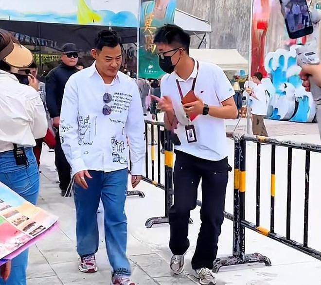 过气明星太可怜?五一假期景区落魄打工,有人无戏可拍,令人心酸(组图) - 12