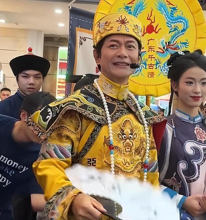 过气明星太可怜?五一假期景区落魄打工,有人无戏可拍,令人心酸(组图) - 14