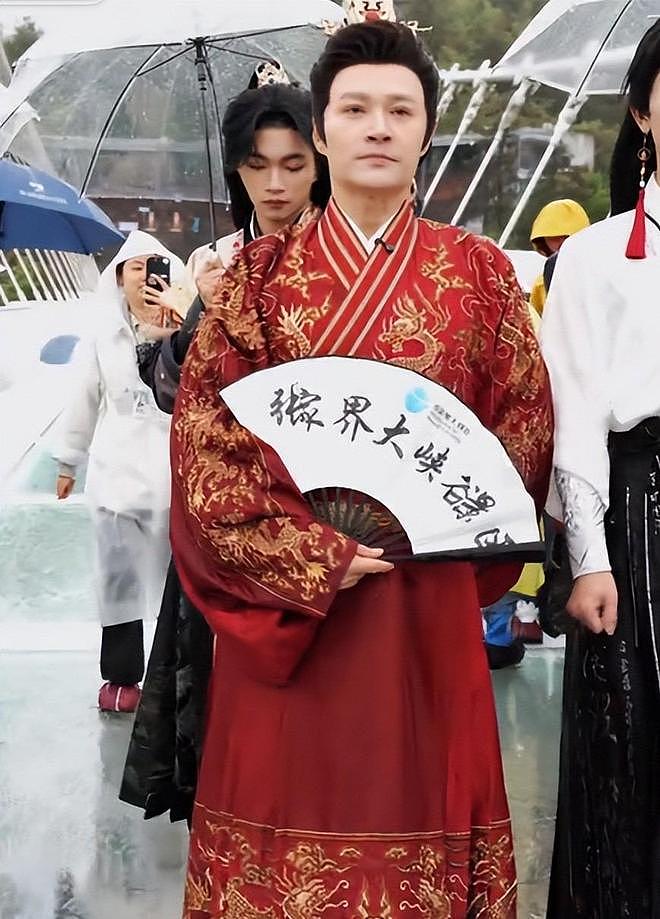 过气明星太可怜?五一假期景区落魄打工,有人无戏可拍,令人心酸(组图) - 21