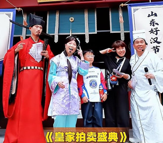 过气明星太可怜?五一假期景区落魄打工,有人无戏可拍,令人心酸(组图) - 24