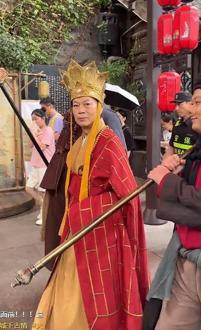过气明星太可怜?五一假期景区落魄打工,有人无戏可拍,令人心酸(组图) - 27