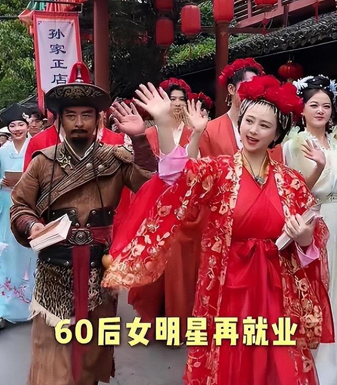 过气明星太可怜?五一假期景区落魄打工,有人无戏可拍,令人心酸(组图) - 29