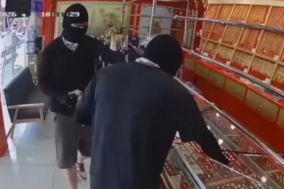 2中国游客旅费耗尽，持枪打劫泰国金铺CCTV全录下！潜逃8小时落网（组图） - 2