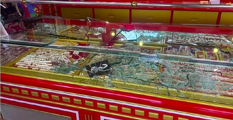 2中国游客旅费耗尽，持枪打劫泰国金铺CCTV全录下！潜逃8小时落网（组图） - 4