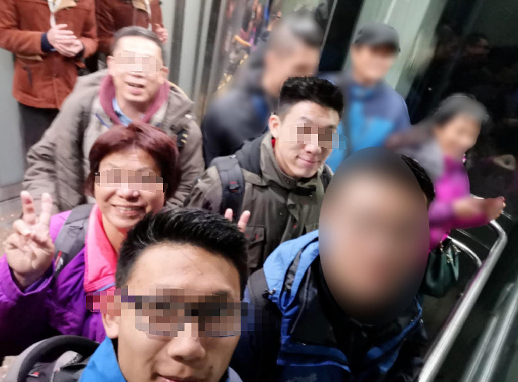 震惊!华人家庭一夜崩塌:父母弟弟遇害,32岁长子被控行凶,曾是同学眼中的“尖子生”(组图) - 2