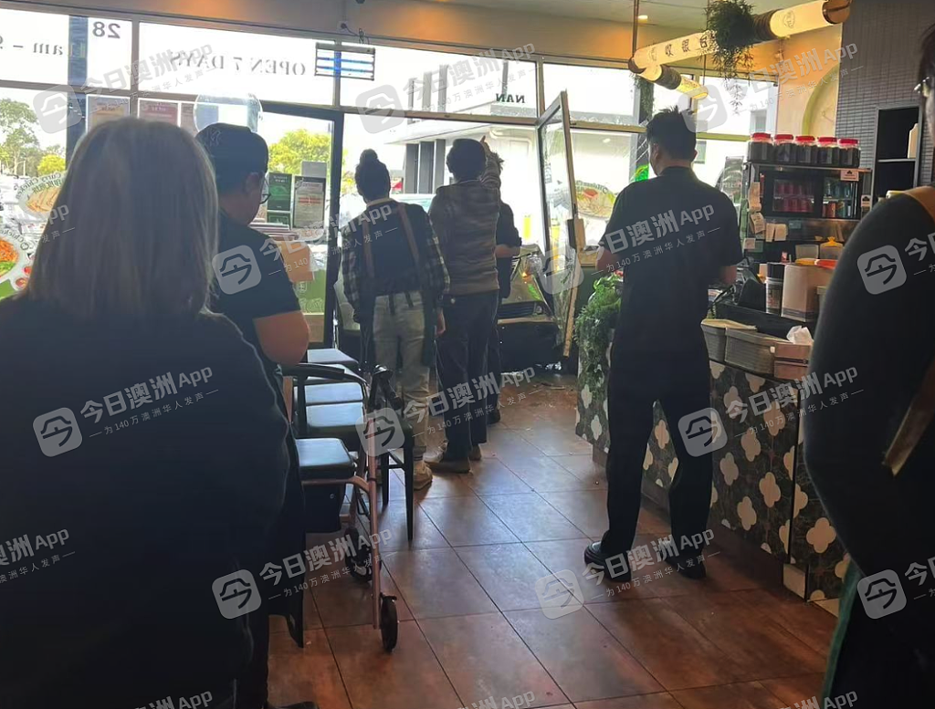 “吃碗面差点嗝屁!”墨尔本华人司机误把油门当刹车,失控撞入中餐馆!老人倒地,一众食客惊魂(组图) - 3