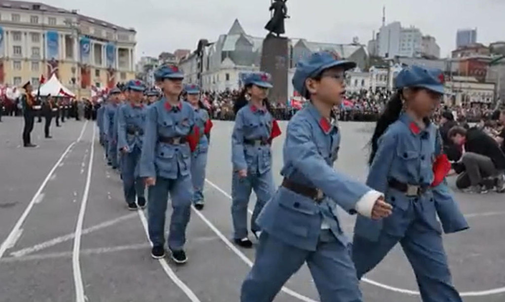 中国官媒批小学生参与海参崴儿童阅兵：贱卖民族尊严（图） - 1