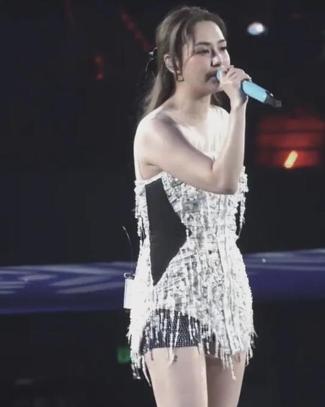 成都这一夜，阿娇“水桶腰、大象腿”是对畸形审美的反击 - 2