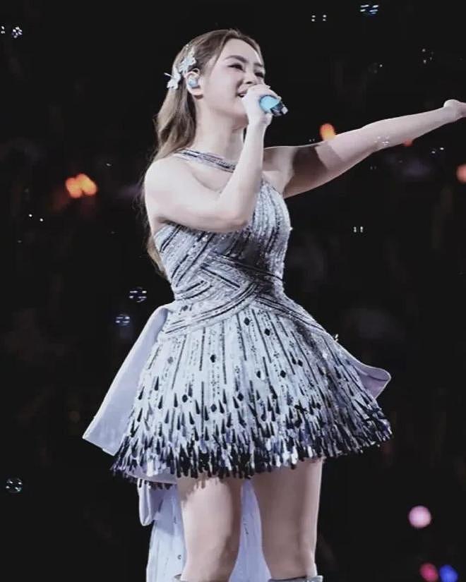 成都这一夜，阿娇“水桶腰、大象腿”是对畸形审美的反击 - 3
