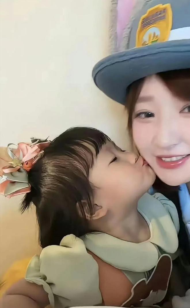 黄一鸣宣布放弃起诉王思聪，不做亲子鉴定，靠自己赚钱带女儿潇洒 - 4
