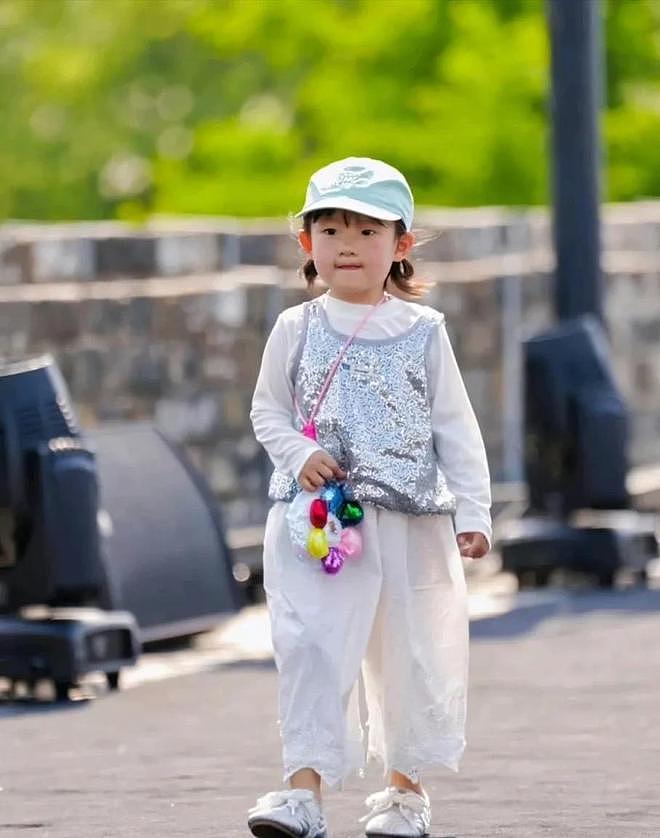 黄一鸣宣布放弃起诉王思聪，不做亲子鉴定，靠自己赚钱带女儿潇洒 - 11