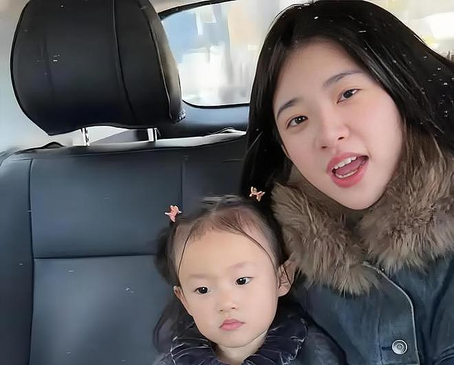 黄一鸣宣布放弃起诉王思聪，不做亲子鉴定，靠自己赚钱带女儿潇洒 - 13