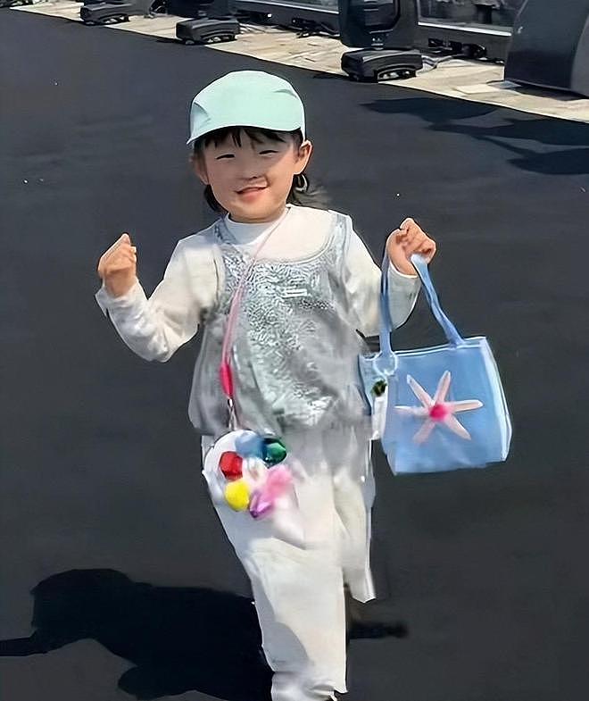 黄一鸣宣布放弃起诉王思聪，不做亲子鉴定，靠自己赚钱带女儿潇洒 - 14