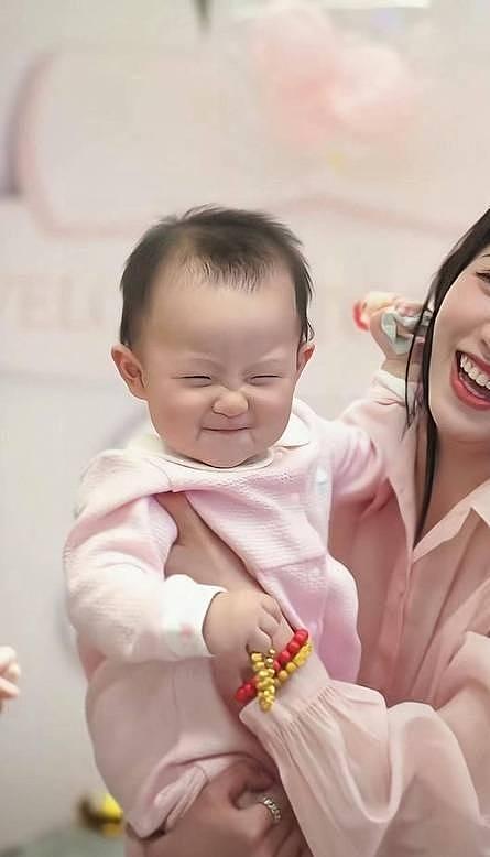 黄一鸣宣布放弃起诉王思聪，不做亲子鉴定，靠自己赚钱带女儿潇洒 - 16
