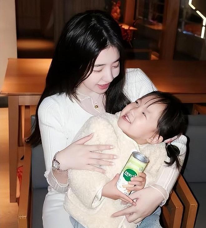 黄一鸣宣布放弃起诉王思聪，不做亲子鉴定，靠自己赚钱带女儿潇洒 - 17