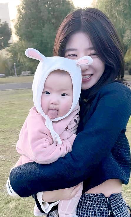 黄一鸣宣布放弃起诉王思聪，不做亲子鉴定，靠自己赚钱带女儿潇洒 - 23