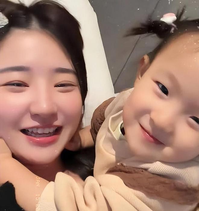 黄一鸣宣布放弃起诉王思聪，不做亲子鉴定，靠自己赚钱带女儿潇洒 - 24