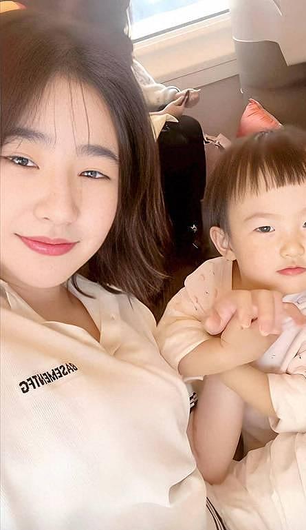 黄一鸣宣布放弃起诉王思聪，不做亲子鉴定，靠自己赚钱带女儿潇洒 - 25