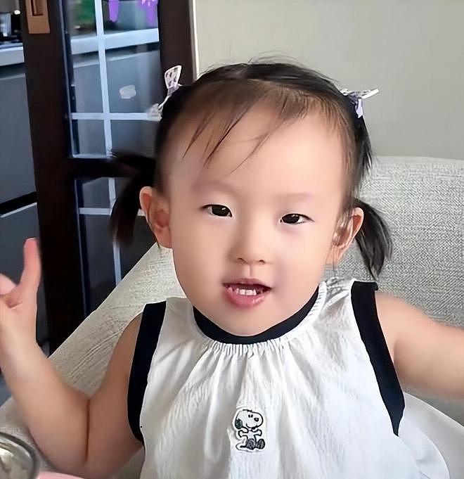 黄一鸣宣布放弃起诉王思聪，不做亲子鉴定，靠自己赚钱带女儿潇洒 - 27