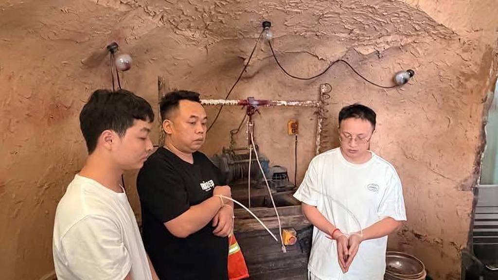 柬埔寨住宅大厦搭“假金矿景”作直播诈骗投资，4名中国男子被捕 - 1