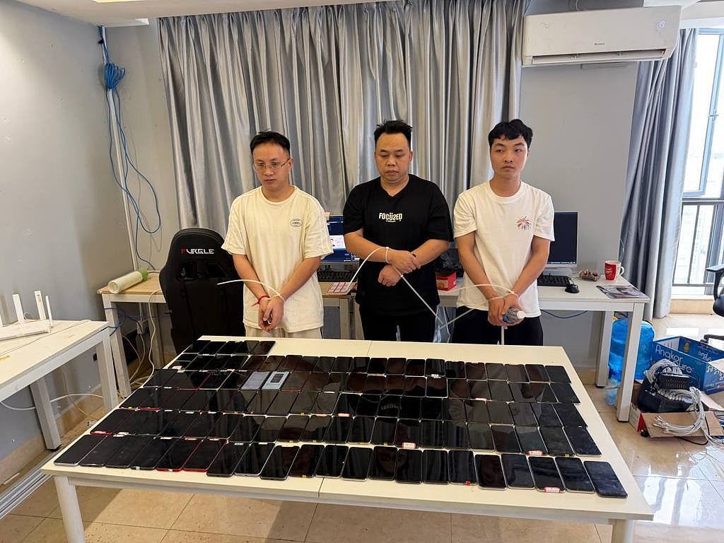 柬埔寨住宅大厦搭“假金矿景”作直播诈骗投资，4名中国男子被捕 - 3