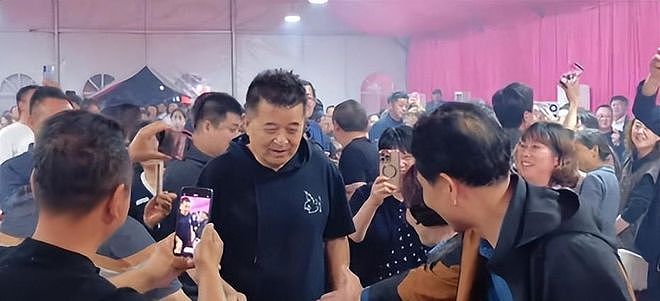 67岁毕福剑江苏农村走穴！为70岁老人贺寿显沧桑，曝出场费20多万 - 3
