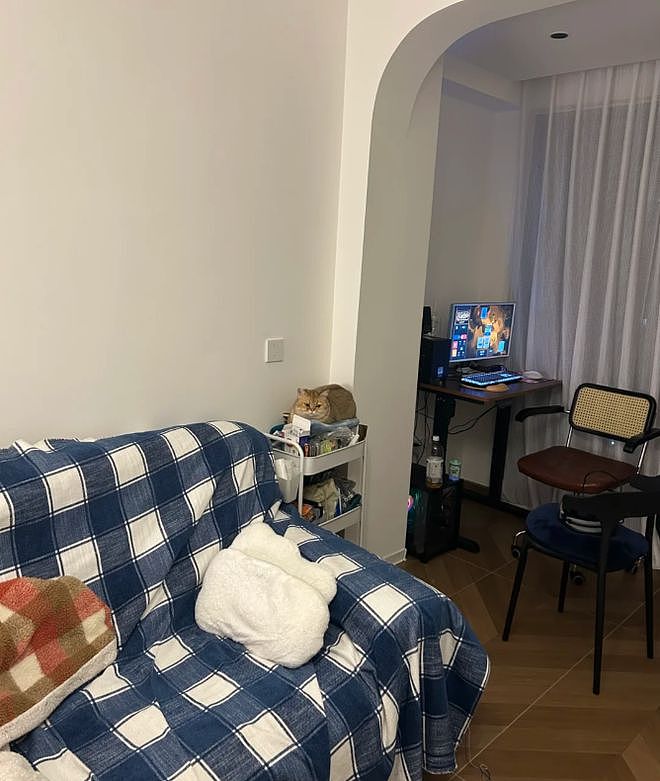 主人晒出猫咪睡在厕所的照片，网友惊呆：马桶从猫肚子上穿过去了？（组图） - 9