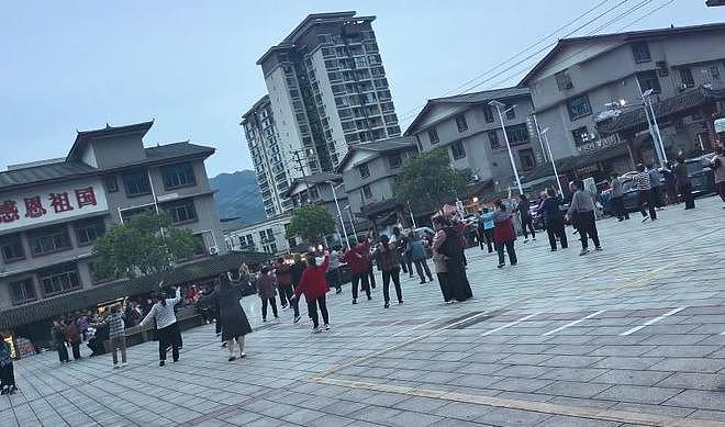 小朋友在政府牌匾上涂鸦，镇政府最新回应（组图） - 2