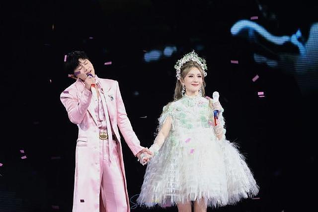 谢娜演唱会庆功宴现场!粉色浪漫似婚礼,张杰全程宠妻(组图) - 3