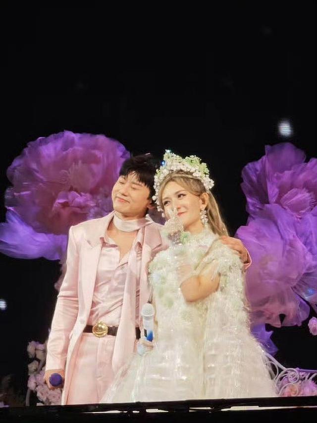谢娜演唱会庆功宴现场!粉色浪漫似婚礼,张杰全程宠妻(组图) - 5