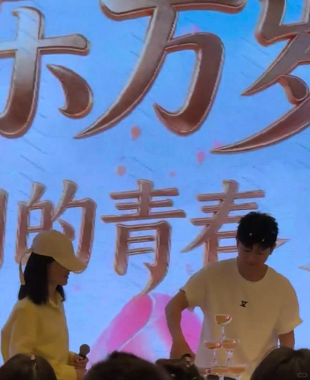 谢娜演唱会庆功宴现场!粉色浪漫似婚礼,张杰全程宠妻(组图) - 7