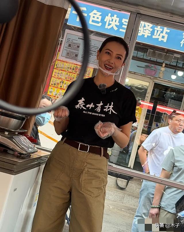 47岁高圆圆沈阳菜市场卖辣白菜！颜值封神，网友：狠狠羡慕赵又廷（组图） - 1