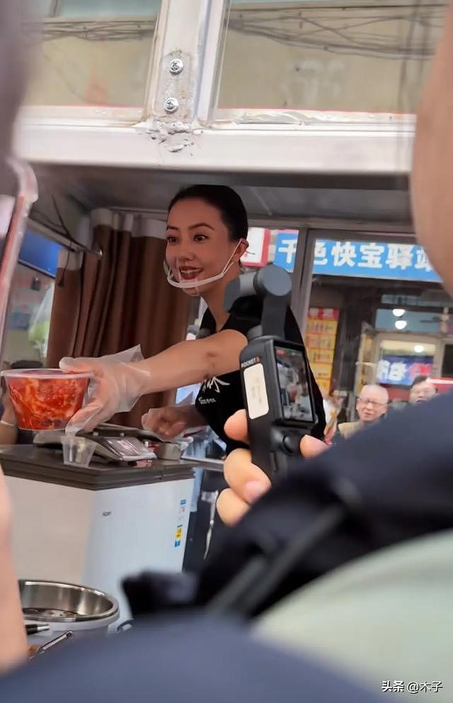 47岁高圆圆沈阳菜市场卖辣白菜！颜值封神，网友：狠狠羡慕赵又廷（组图） - 2