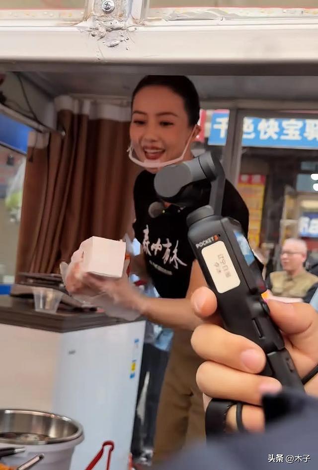 47岁高圆圆沈阳菜市场卖辣白菜！颜值封神，网友：狠狠羡慕赵又廷（组图） - 3